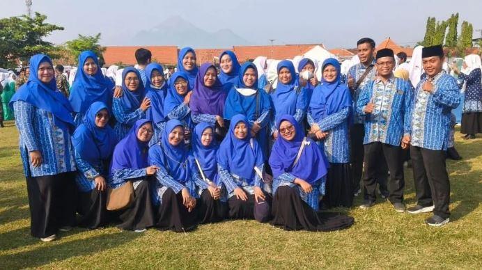 Foto berita: Guru dan Karyawan SD Muhammadiyah 2 Tulangan Ikuti Upacara HUT Ke-81 RI