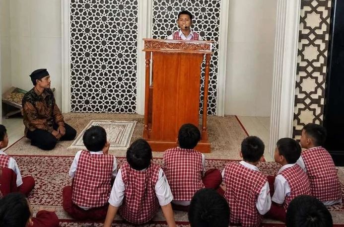 Foto berita: Siswa SD Muda Tusida Tampil Percaya Diri Sampaikan Kultum Inspiratif di Masjid Baiturrahman